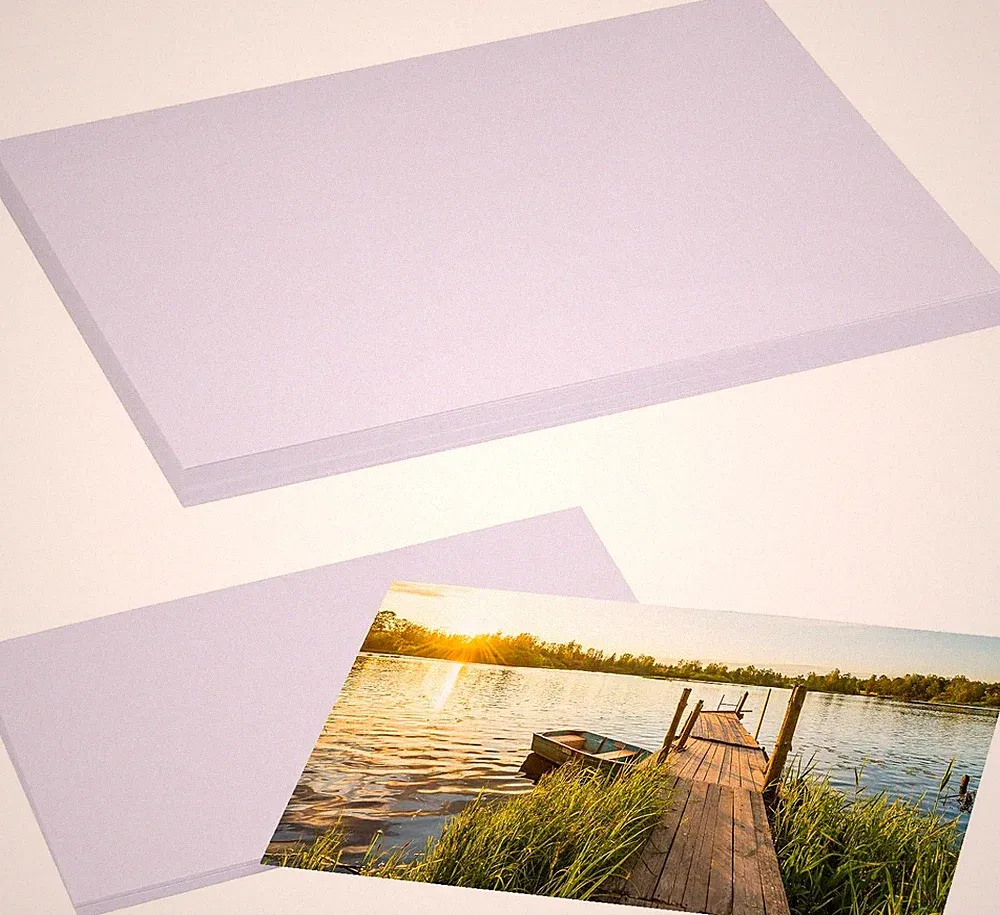 30 sheets of 5x7 inch glossy photo paper, suitable for dye-based ink printers.